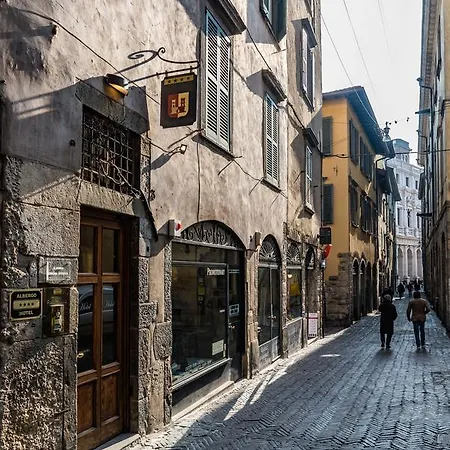 Piazza Vecchia 4*