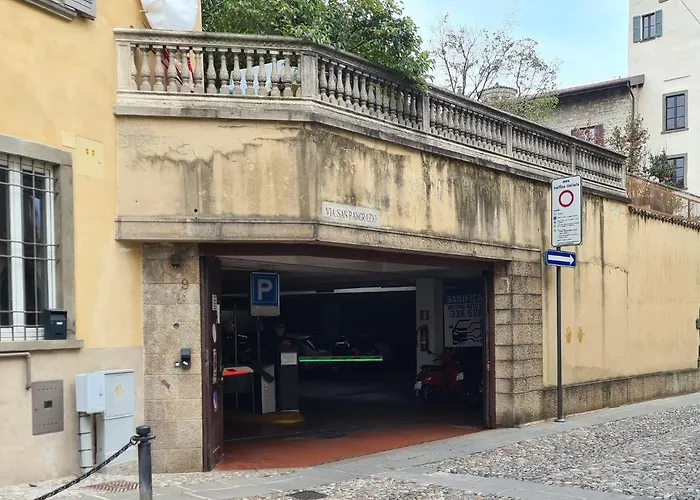Piazza Vecchia 4*