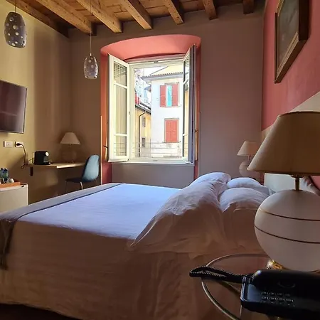 Piazza Vecchia 4*
