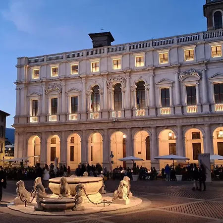 Piazza Vecchia 4*
