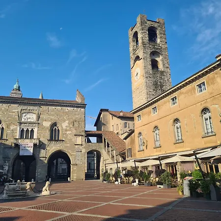 Piazza Vecchia 4* 베르가모